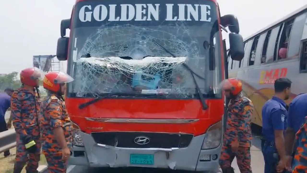 অ্যাম্বুলেন্সে বাসের ধাক্কা, একই পরিবারের চারজনসহ নিহত ৫