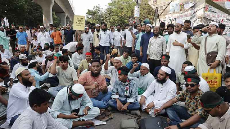 আওয়ামী লীগ নিষিদ্ধের দাবীতে আরও শাহবাগে ছাত্র- জনতা
