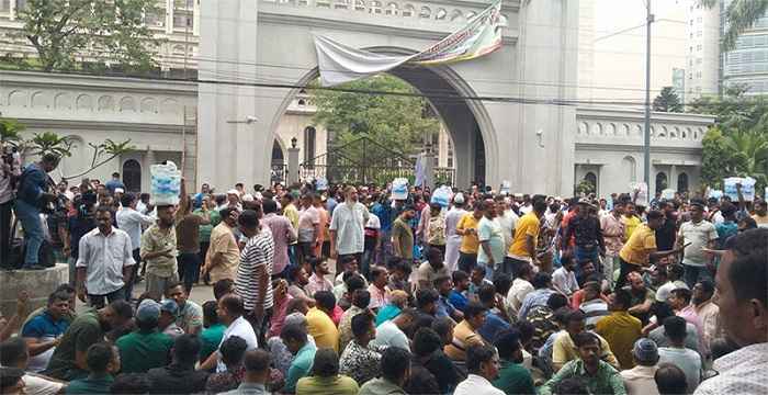 টানা ৪র্থ দিনের মতো নগরভবন আটকে বিক্ষোভ ইশরাক সমর্থকদের