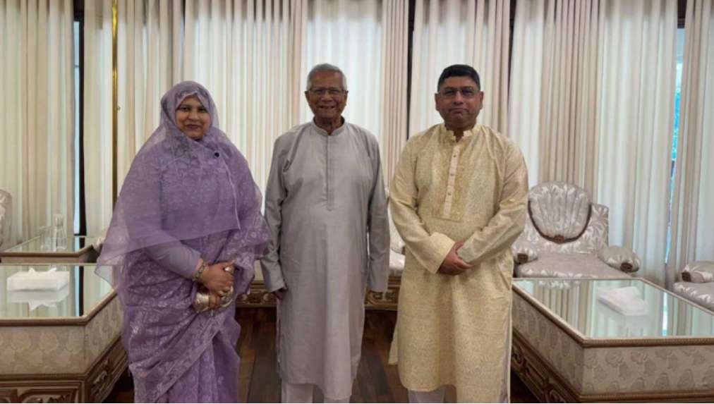প্রধান উপদেষ্টার সঙ্গে স্ত্রীসহ সাক্ষাৎ সেনাপ্রধানের