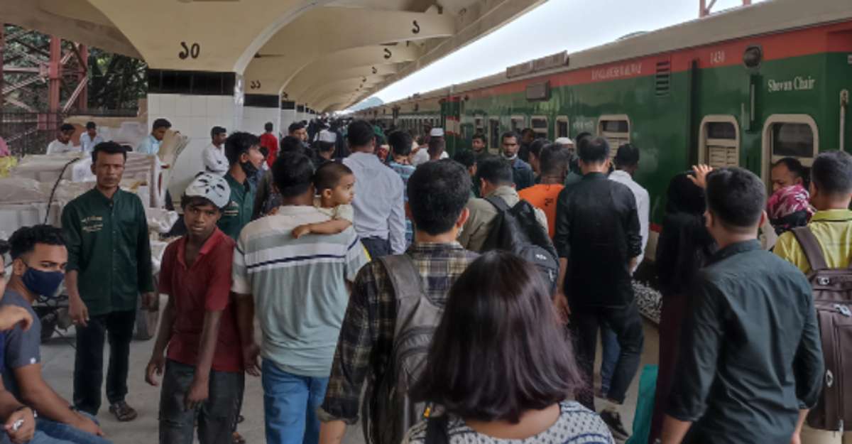 কমলাপুরে যাত্রীর ভিড় নেই, চাপ বাড়তে পারে শুক্রবার