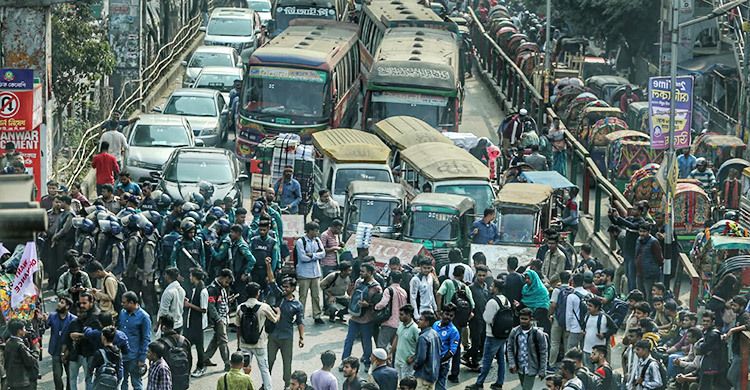 শিক্ষার্থীদের অবরোধে স্থবির রাজধানী, তীব্র যানজটে দুর্ভোগ