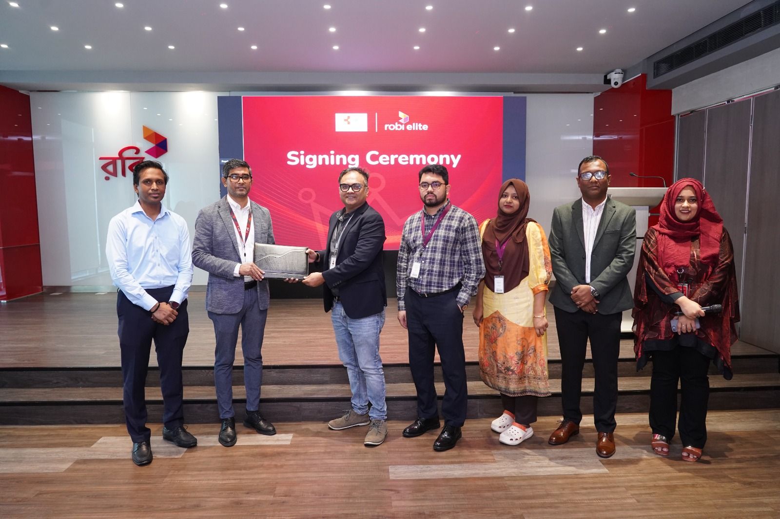 রবি এলিট গ্রাহকদের জন্য সহজে আন্তর্জাতিক স্বাস্থ্যসেবায় দেবার লক্ষে চিকিৎসা ইন্টারন্যাশনাল-এর সাথে রবির চুক্তি স্বাক্ষর
