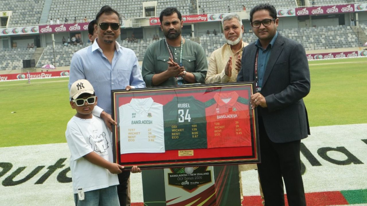 বিদায়ের দিনে উইকেট ছুঁয়ে আবেগে ভাসলেন রুবেল, জানালেন কৃতজ্ঞতা