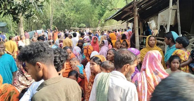 নওগাঁয় একই পরিবারের চারজনকে গলা কেটে হত্যা