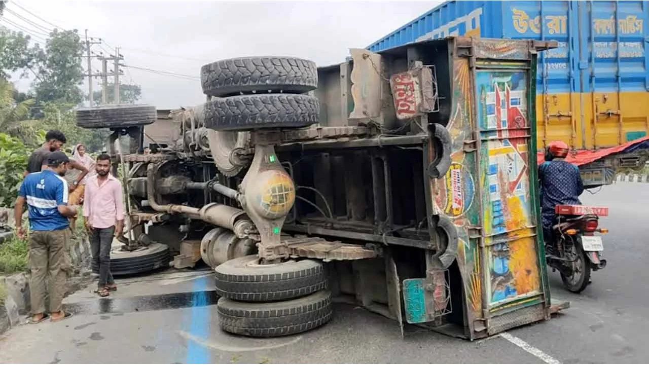 টাঙ্গাইলে রডবোঝাই ট্রাক উল্টে নিহত ১৫